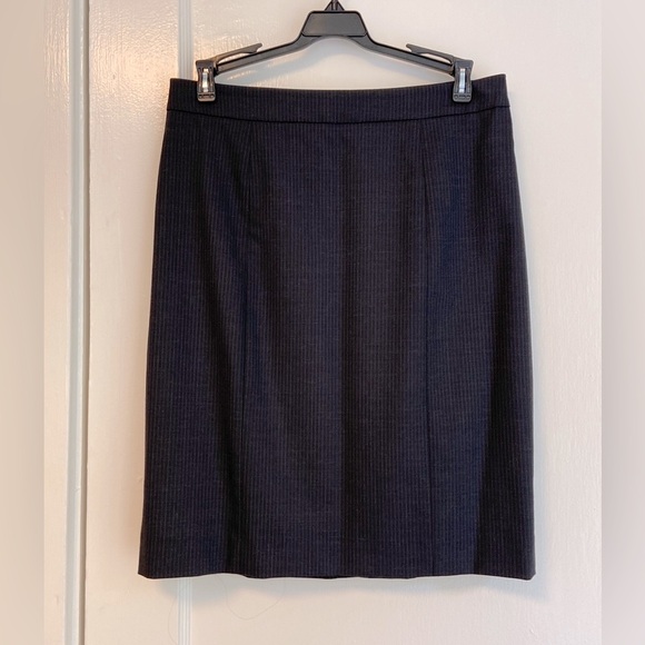 NWOT - Club Monaco Manhattan Tex Skirt - Navy Pinstripe - Size 4 - Picture 1 of 3